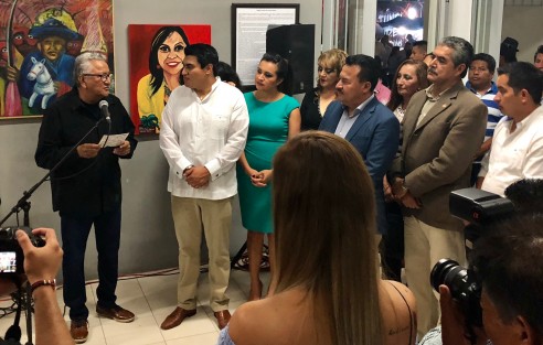 El alcalde de Banderilla, Juan Manuel Rivera González, inauguró la exposición de Fernando Morales en la Casa de Cultura Jorge Saldaña de Banderilla, en el recinto ferial, acompañado de nutrido público asistente, así como de amigos y colegas.