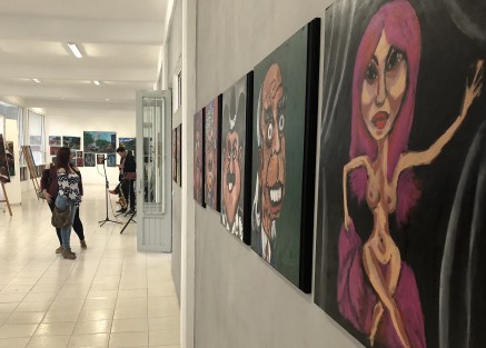 El alcalde de Banderilla, Juan Manuel Rivera González, inauguró la exposición de Fernando Morales en la Casa de Cultura Jorge Saldaña de Banderilla, en el recinto ferial, acompañado de nutrido público asistente, así como de amigos y colegas.