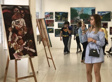 El alcalde de Banderilla, Juan Manuel Rivera González, inauguró la exposición de Fernando Morales en la Casa de Cultura Jorge Saldaña de Banderilla, en el recinto ferial, acompañado de nutrido público asistente, así como de amigos y colegas.