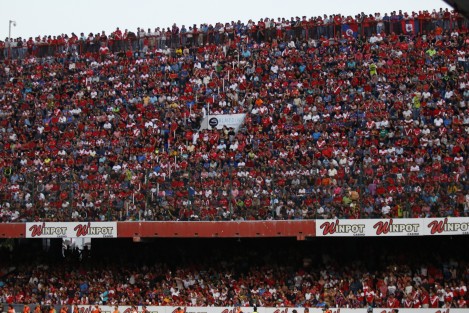 Un sobrecupo considerable se registró en el estadio Luis <em>Pirata</em> Fuente. Los pasillos del estadio se encontraban llenos de aficionados parados observando el encuentro entre los Tiburones Rojos y Los Panzas Verdes de León. La asistencia oficial, se dijo en el sonido local, fue de 27 mil personas.