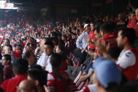 Un sobrecupo considerable se registró en el estadio Luis <em>Pirata</em> Fuente. Los pasillos del estadio se encontraban llenos de aficionados parados observando el encuentro entre los Tiburones Rojos y Los Panzas Verdes de León. La asistencia oficial, se dijo en el sonido local, fue de 27 mil personas.