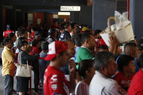 Un sobrecupo considerable se registró en el estadio Luis <em>Pirata</em> Fuente. Los pasillos del estadio se encontraban llenos de aficionados parados observando el encuentro entre los Tiburones Rojos y Los Panzas Verdes de León. La asistencia oficial, se dijo en el sonido local, fue de 27 mil personas.