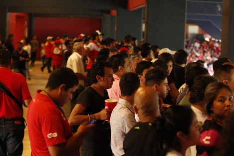 Un sobrecupo considerable se registró en el estadio Luis <em>Pirata</em> Fuente. Los pasillos del estadio se encontraban llenos de aficionados parados observando el encuentro entre los Tiburones Rojos y Los Panzas Verdes de León. La asistencia oficial, se dijo en el sonido local, fue de 27 mil personas.