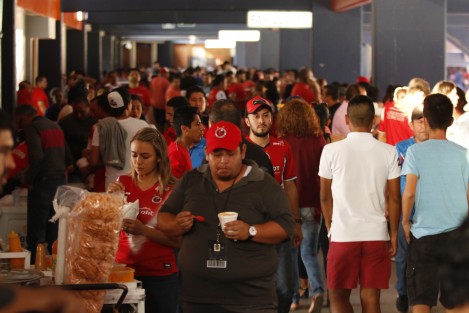 Un sobrecupo considerable se registró en el estadio Luis <em>Pirata</em> Fuente. Los pasillos del estadio se encontraban llenos de aficionados parados observando el encuentro entre los Tiburones Rojos y Los Panzas Verdes de León. La asistencia oficial, se dijo en el sonido local, fue de 27 mil personas.