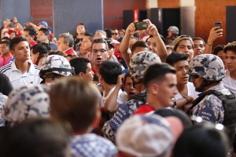 Un sobrecupo considerable se registró en el estadio Luis <em>Pirata</em> Fuente. Los pasillos del estadio se encontraban llenos de aficionados parados observando el encuentro entre los Tiburones Rojos y Los Panzas Verdes de León. La asistencia oficial, se dijo en el sonido local, fue de 27 mil personas.