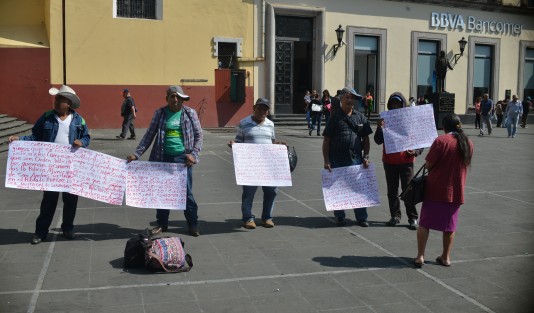 Ejidatarios de San Andrés, con cartulina en mano, se manifestaron en la plaza Lerdo para dar conocer que fueron despachados de un predio y piden la intervención de las autoridades.