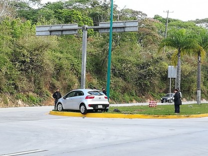Un aparatoso accidente se registró la mañana de este día sobre la carretera Xalapa-Coatepwc luego de un conductor perdiera el control de su auto y terminara sobre el camellón; por fortuna sólo hubo daños materiales.