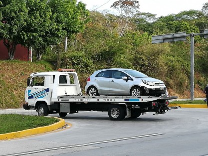 Un aparatoso accidente se registró la mañana de este día sobre la carretera Xalapa-Coatepwc luego de un conductor perdiera el control de su auto y terminara sobre el camellón; por fortuna sólo hubo daños materiales.