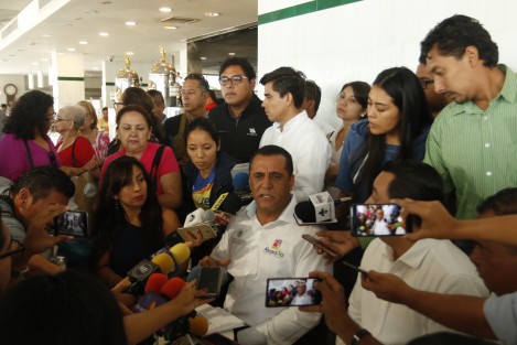El alcalde de Alvarado, Bogar Ruiz Rosas, invitó al gobierno del estado y a la fiscalía a sumarse a los esfuerzos para dar con los responsable del incendio en la Riviera Veracruzana, en lugar de requerirlo y hostigarlo por lo indicios de que el siniestro pudo ser provocado.