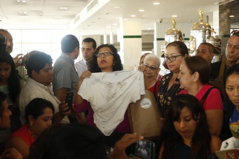 Un grupo de vecinos de la Riviera Veracruzana se manifestaron por la falta de servicios en la zona. Como ejemplo, indicaron que fueron ellos mismos quienes tuvieron que sofocar el incendio del pasado sàbado pues el ayuntamiento no cuenta con un cuerpo de bomberos capacitados para combatir estos siniestros.