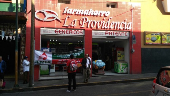 Este lunes, trabajadores y jubilados de PEMEX se manifestaron en Córdoba afuera de una farmacia, luego de que se supiera que han estado presuntamente entregando medicamentos genéricos o bien indicándole a los derechohabientes que no hay medicamentos de patente.