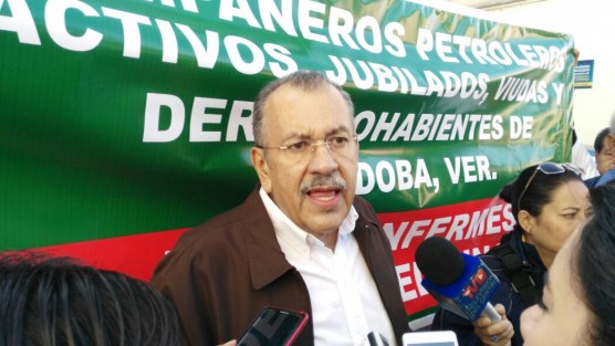 Este lunes, trabajadores y jubilados de PEMEX se manifestaron en Córdoba afuera de una farmacia, luego de que se supiera que han estado presuntamente entregando medicamentos genéricos o bien indicándole a los derechohabientes que no hay medicamentos de patente.