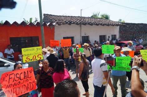 Una manifestación se suscitó la mañana de este lunes a las afueras de la unidad integral de procuración de justicia de Tlapacoyan, para exigir les sean reparados supuestos agravios en los colonos del predio Los Manantiales. El mismo grupo se manifestó durante el pasado proceso electoral, lo que deja ver los tintes políticos de estos movilizaciones.   