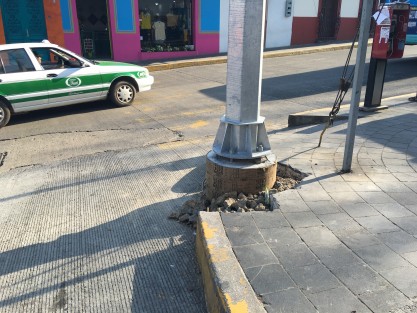 Desde hace unas semanas fue colocado un poste para colocar cámara de videovigilancia en la esquina de Xalapeños Ilustres y Arteaga. Sin embargo, además de haberse colocado entorpeciendo el paso de los peatones quienes cruzan la calle, ni siquiera fue buen fijado el mismo, dejando la banqueta rota.  