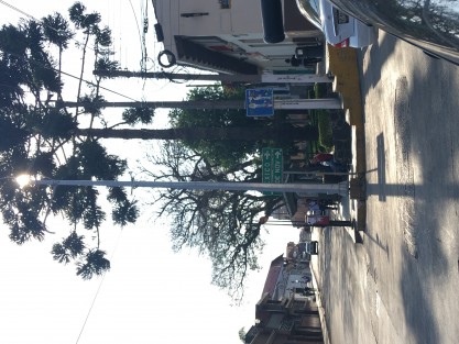 Desde hace unas semanas fue colocado un poste para colocar cámara de videovigilancia en la esquina de Xalapeños Ilustres y Arteaga. Sin embargo, además de haberse colocado entorpeciendo el paso de los peatones quienes cruzan la calle, ni siquiera fue buen fijado el mismo, dejando la banqueta rota.  