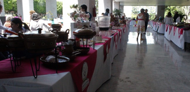 Plaza Legislativa... comerciantes de productos regionales llegaron para quedarse... o al menos cada quincena.