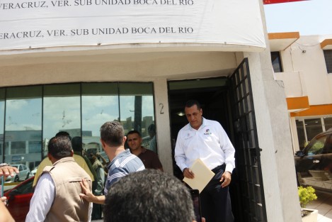 El alcalde de Alvarado, Bogar Ruiz Rosas, acudió a levantar una denuncia contra quienes resulten responsables del incendio en terrenos cerca del fraccionamiento <em>Lomas Residencial</em>. La querella fue interpuesta en la Subdelegación de Procuración de Justicia de Boca del Río.