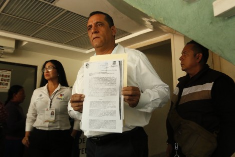 El alcalde de Alvarado, Bogar Ruiz Rosas, acudió a levantar una denuncia contra quienes resulten responsables del incendio en terrenos cerca del fraccionamiento <em>Lomas Residencial</em>. La querella fue interpuesta en la Subdelegación de Procuración de Justicia de Boca del Río.