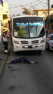 La mañana de este martes,  una mujer falleció luego de que fuera atropellada presuntamente por un autobús, sobre la Calle 4 de Córdoba, Ver; el chofer se dio a la fuga.
