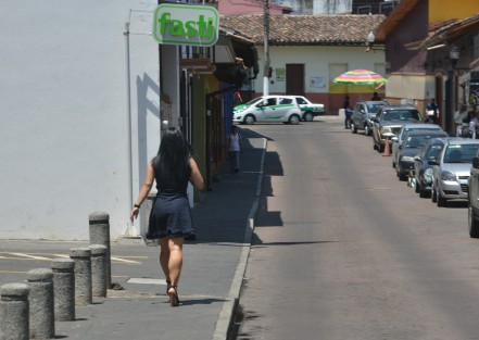 Después de algunos días de frío y lluvias salió el sol en la ciudad de Xalapa, algunas mujeres aprovecharon para lucir prendas ligeras, y otras sin embargo el trabajo no lo permite. 