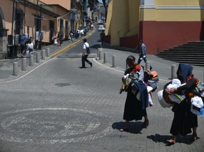Después de algunos días de frío y lluvias salió el sol en la ciudad de Xalapa, algunas mujeres aprovecharon para lucir prendas ligeras, y otras sin embargo el trabajo no lo permite. 
