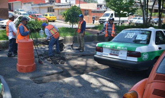 Trabajadores del ayuntamiento de Xalapa realizan labores de bacheo sobre la calle Cayetano Rodríguez Beltrán de esta ciudad capital; al parecer ya despestaron los del municipio.  