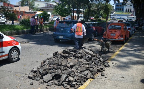 Trabajadores del ayuntamiento de Xalapa realizan labores de bacheo sobre la calle Cayetano Rodríguez Beltrán de esta ciudad capital; al parecer ya despestaron los del municipio.  
