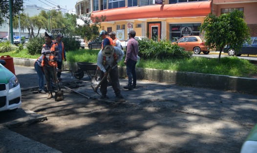 Trabajadores del ayuntamiento de Xalapa realizan labores de bacheo sobre la calle Cayetano Rodríguez Beltrán de esta ciudad capital; al parecer ya despestaron los del municipio.  