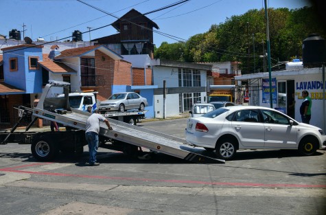 En la zona de la clínica 11 del IMSS, en Xalapa,  los grueros siguen haciendo su agosto con las personas que regularmente ahí se estacionan.  
