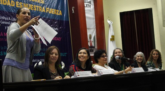Autoridades y sociedad civil deben articularse para erradicar la violencia, discriminación y desigualdades contra mujeres veracruzanas, resaltó la diputada local, Cinthya Lobato Calderón al presentar la Agenda para la Igualdad de las Mujeres, que este martes 17 de abril quedó concluida. 
