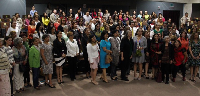 En este evento, se eligió a los  integrantes de la Comisión Ciudadana, quienes darán seguimiento  a la Agenda para la Igualdad de las Mujeres y la presentarán en foros regionales en la entidad veracruzana.

 