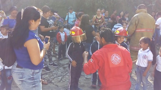 Bomberos reciben la visita de preescolares, quienes buscan conocer el funcionamiento de la corporación y la atención de accidentes.
