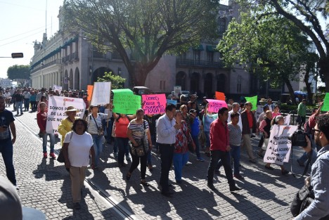 Vendedores de diferentes organizaciones que se instalan en los alrededores del Salón Bazar se manifestaron en contra del alcalde Hipólito Rodríguez porque los pretende reubicar en otra zona. 