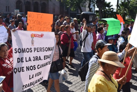 Vendedores de diferentes organizaciones que se instalan en los alrededores del Salón Bazar se manifestaron en contra del alcalde Hipólito Rodríguez porque los pretende reubicar en otra zona. 