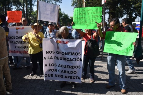 Vendedores de diferentes organizaciones que se instalan en los alrededores del Salón Bazar se manifestaron en contra del alcalde Hipólito Rodríguez porque los pretende reubicar en otra zona. 
