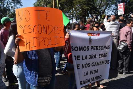 Vendedores de diferentes organizaciones que se instalan en los alrededores del Salón Bazar se manifestaron en contra del alcalde Hipólito Rodríguez porque los pretende reubicar en otra zona. 