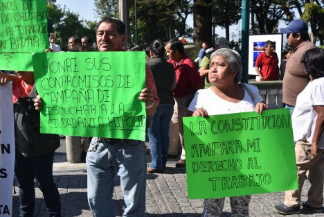 Vendedores de diferentes organizaciones que se instalan en los alrededores del Salón Bazar se manifestaron en contra del alcalde Hipólito Rodríguez porque los pretende reubicar en otra zona.