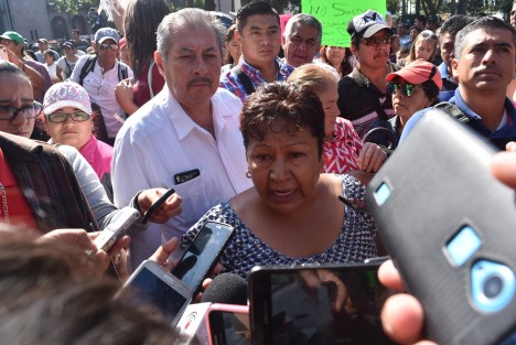 Vendedores de diferentes organizaciones que se instalan en los alrededores del Salón Bazar se manifestaron en contra del alcalde Hipólito Rodríguez porque los pretende reubicar en otra zona.