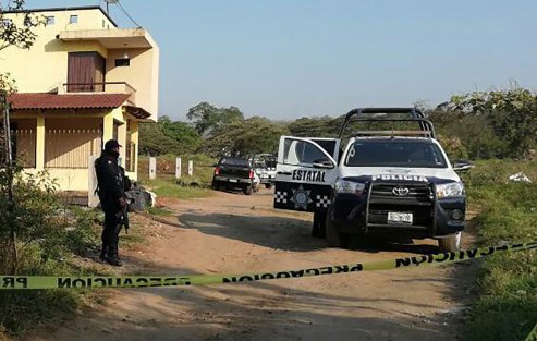 Con huellas de violencia y tirado en un lote baldío de la colonia Jardines del Sur, en la ciudad de Córdoba, fue encontrado el cuerpo de una persona del sexo masculino; autoridades ministeriales tomaron conocimiento, está sin identificar.