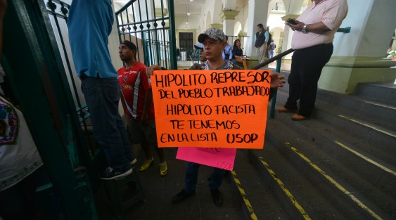Comeciantes informales del tianguis del Salón Bazar bloquearon los accesos al Palacio Municipal durante su manifestación. 