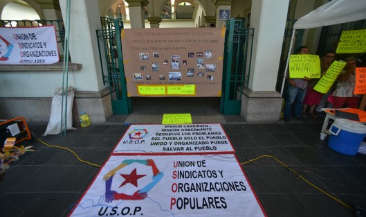 Comeciantes informales del tianguis del Salón Bazar bloquearon los accesos al Palacio Municipal durante su manifestación. 