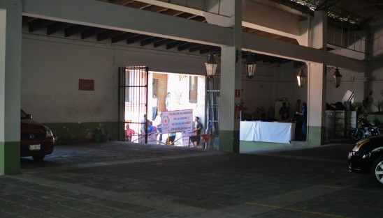 Comeciantes informales del tianguis del Salón Bazar bloquearon los accesos al Palacio Municipal durante su manifestación. 