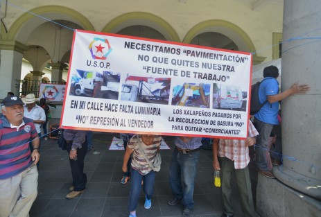 Comeciantes informales del tianguis del Salón Bazar bloquearon los accesos al Palacio Municipal durante su manifestación. 