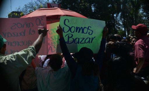 Comeciantes informales del tianguis del Salón Bazar bloquearon los accesos al Palacio Municipal durante su manifestación. 