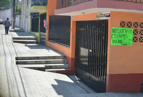 A pesar de que autoridades del ayuntamiento de Xalapa dicen que la gente de los alrededores del salón Bazar son los que no quieren a los comerciantes, en varias casas del sitio se observan pancartas en apoyo a estos.  