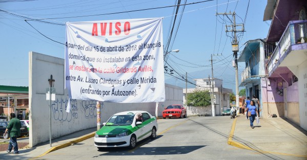 A pesar de que autoridades del ayuntamiento de Xalapa dicen que la gente de los alrededores del salón Bazar son los que no quieren a los comerciantes, en varias casas del sitio se observan pancartas en apoyo a estos.  