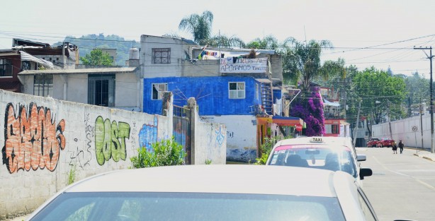 A pesar de que autoridades del ayuntamiento de Xalapa dicen que la gente de los alrededores del salón Bazar son los que no quieren a los comerciantes, en varias casas del sitio se observan pancartas en apoyo a estos.  