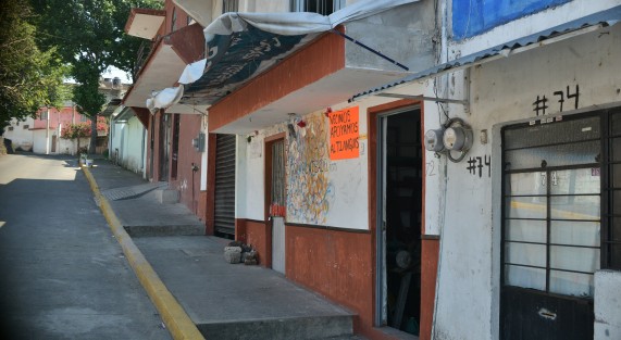 A pesar de que autoridades del ayuntamiento de Xalapa dicen que la gente de los alrededores del salón Bazar son los que no quieren a los comerciantes, en varias casas del sitio se observan pancartas en apoyo a estos.  