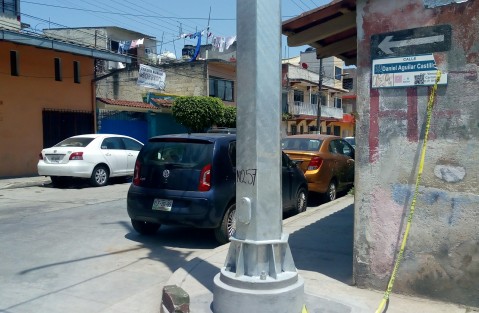 Siguen colocando  postes para las cámaras de seguridad en varios puntos de la ciudad, lo malo del asunto es que se colocan en pleno paso peatonal y hasta en las banquetas ya de por sí angostas.  Genialidades de la Planeación. 