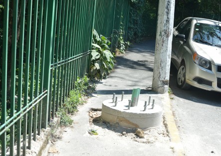 Siguen colocando  postes para las cámaras de seguridad en varios puntos de la ciudad, lo malo del asunto es que se colocan en pleno paso peatonal y hasta en las banquetas ya de por sí angostas.  Genialidades de la Planeación. 